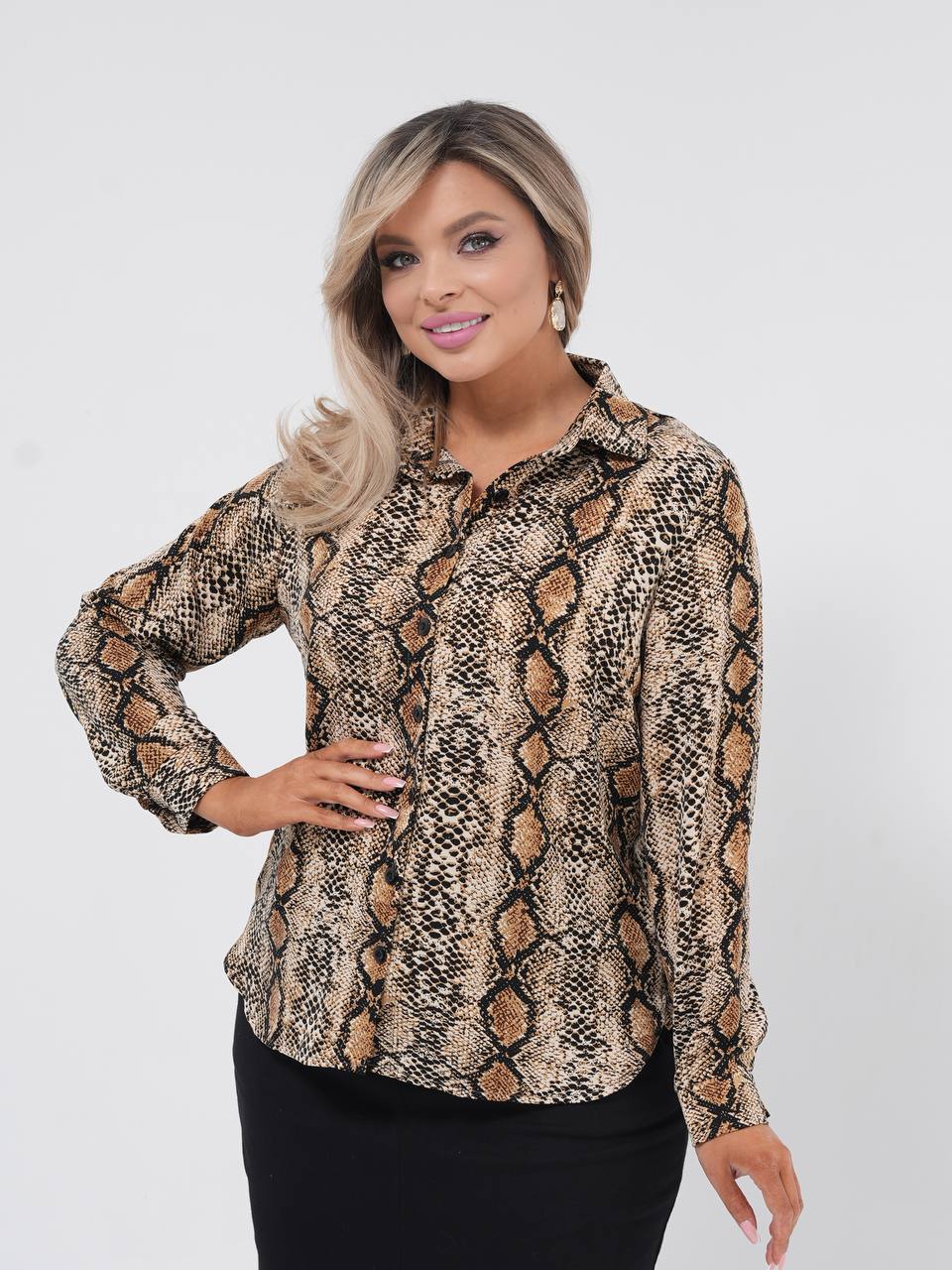 Рубашка с актуальным принтом. 